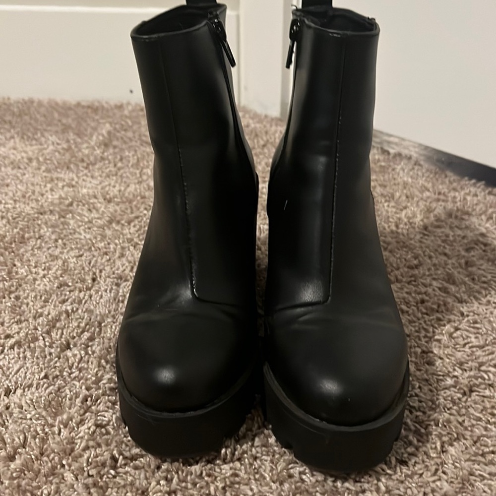 Black leather boots. Size 7